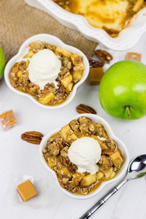 This Caramel Apple Crisp tastes like Autumn in a bowl!