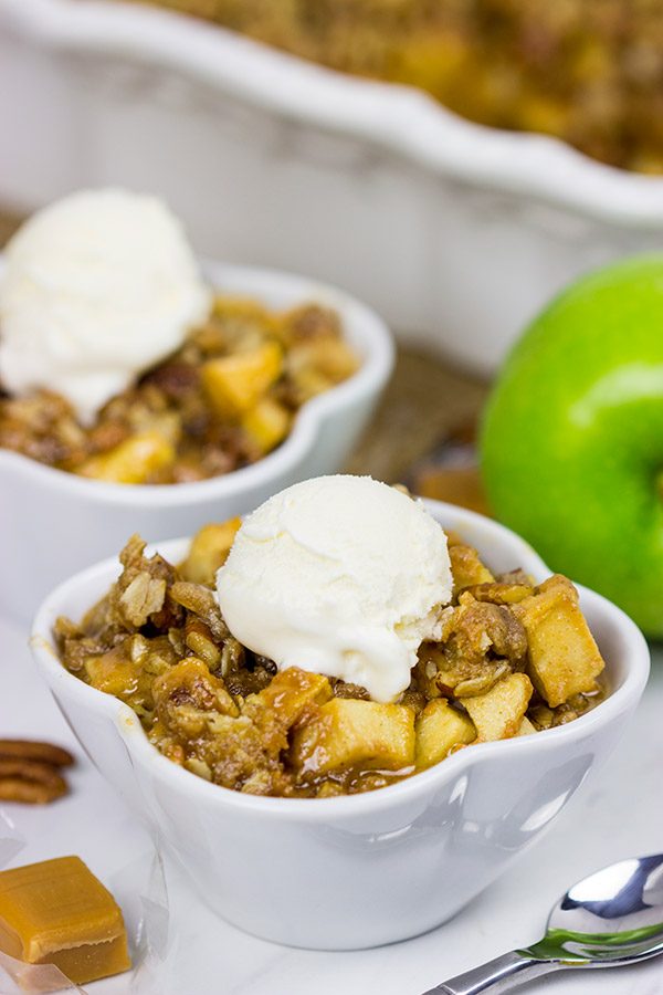 This Caramel Apple Crisp tastes like Autumn in a bowl!