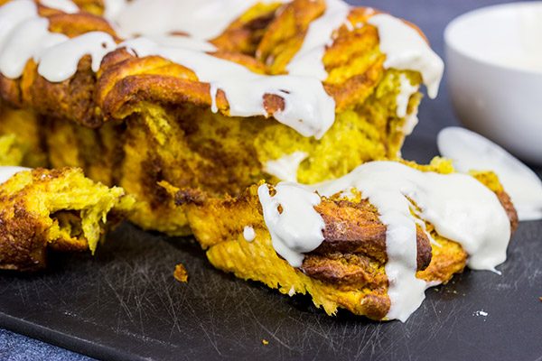Go ahead!  Reach in there and pull off a piece of this Pumpkin Spice Pull Apart Bread!