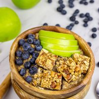 Chilly Autumn mornings call for a comforting bowl of Apple Pie Oatmeal!