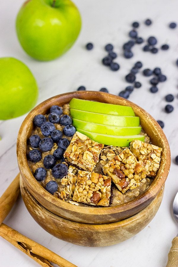 Chilly Autumn mornings call for a comforting bowl of Apple Pie Oatmeal!