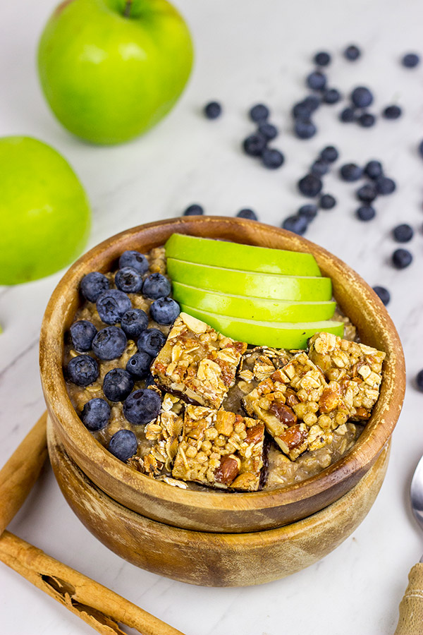 Chilly Autumn mornings call for a comforting bowl of Apple Pie Oatmeal!