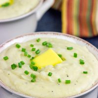 Make Thanksgiving easier with this Slow Cooker Mashed Potatoes recipe! (Plus, these mashed potatoes are seriously delicious!)