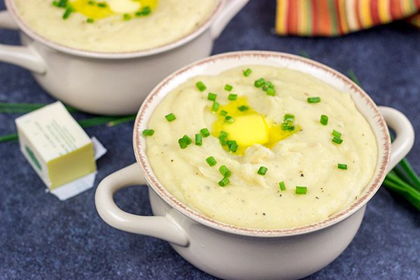 Make Thanksgiving easier with this Slow Cooker Mashed Potatoes recipe!  (Plus, these mashed potatoes are seriously delicious!)