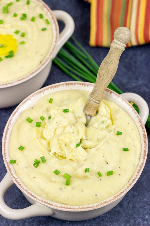 Make Thanksgiving easier with this Slow Cooker Mashed Potatoes recipe!  (Plus, these mashed potatoes are seriously delicious!)