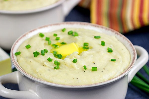 Make Thanksgiving easier with this Slow Cooker Mashed Potatoes recipe!  (Plus, these mashed potatoes are seriously delicious!)