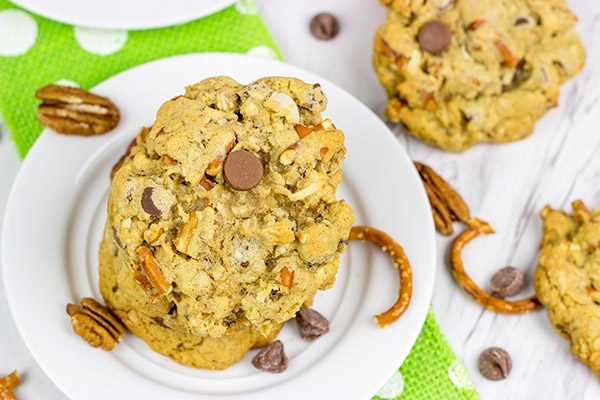 If a good chocolate chip cookie is a thing of beauty, then these Kitchen Sink Chocolate Chip Cookies are gorgeous!