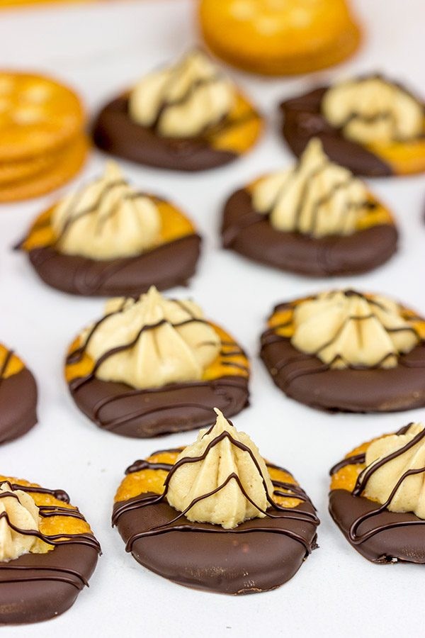 Looking for a fun entertaining idea? Grab a pack of RITZ and whip up these No Bake Chocolate Peanut Butter Pie RITZ Crackers!