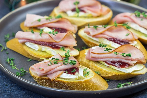Looking for a fun way to elevate your holiday appetizers?  These Ham, Brie and Cranberry Crostini are layered with tasty flavors, and they're a cinch to make!