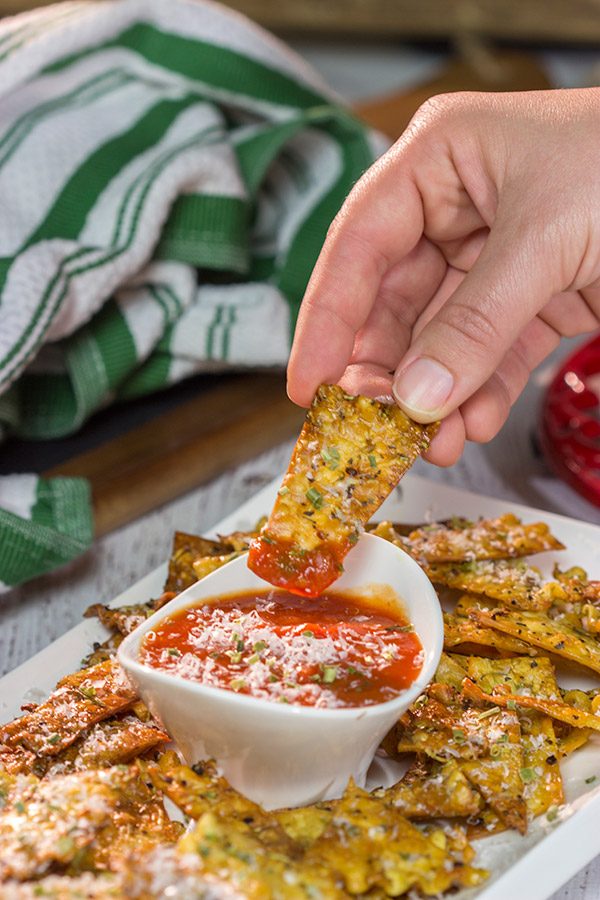 Looking for a fun snack to serve during football season?  These Italian Herb Baked Lasagna Chips are a unique (and tasty) addition to the appetizer menu!