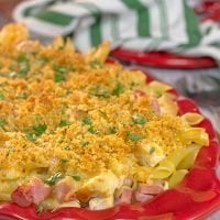 Say hello to a fun new pasta bake! This Chicken Cordon Bleu Pasta features a delicious combination of chicken, ham, cheese and pasta. Bake it up for dinner tonight!