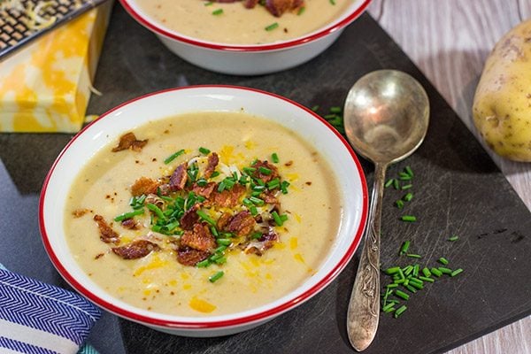Loaded baked potato meets comforting creamy soup.  This Loaded Baked Potato Soup is a bowl of pure comfort food, and it's sure to keep you warm on cold winter nights!
