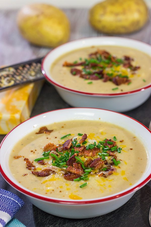 Loaded baked potato meets comforting creamy soup.  This Loaded Baked Potato Soup is a bowl of pure comfort food, and it's sure to keep you warm on cold winter nights!