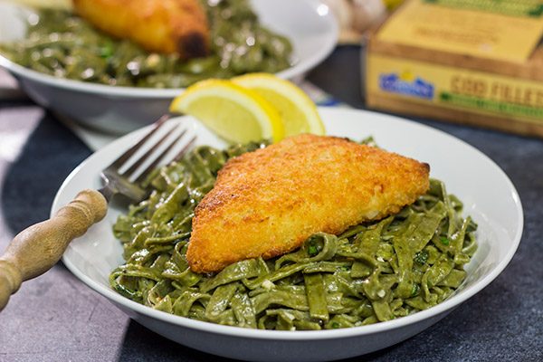 This Lemon Pasta with Baked Cod is a delicious (and easy) way to mix up weeknight dinners!