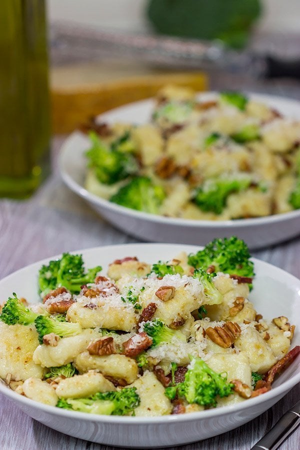 This Potato Gnocchi with Bacon, Pecans and Broccoli features fluffy gnocchi combined with crunchy pecans and bacon.  Finish with a drizzle of olive oil for a delicious meal!