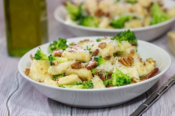 This Potato Gnocchi with Bacon, Pecans and Broccoli features fluffy gnocchi combined with crunchy pecans and bacon.  Finish with a drizzle of olive oil for a delicious meal!