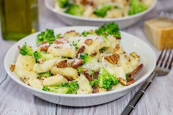 This Potato Gnocchi with Bacon, Pecans and Broccoli features fluffy gnocchi combined with crunchy pecans and bacon.  Finish with a drizzle of olive oil for a delicious meal!