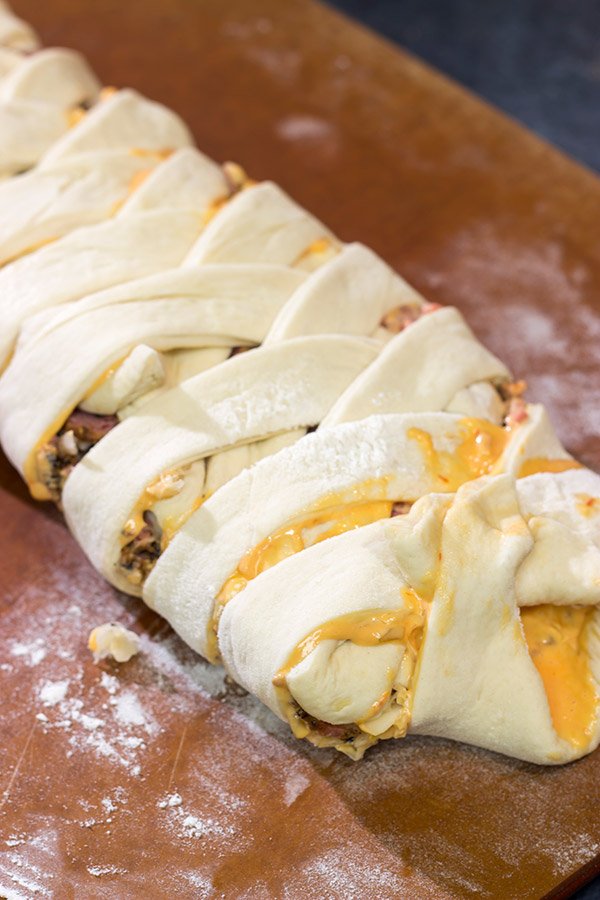 Featuring all of the tasty flavors found in a reuben sandwich, this Braided Reuben Bread is a fun twist on a classic American deli sandwich!