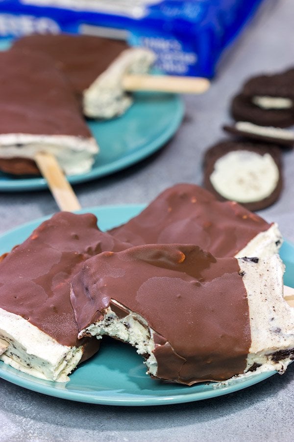 With a creamy Oreo ice cream topped with a thin chocolate shell, these No Churn Oreo Ice Cream Bars are an excellent summer dessert!