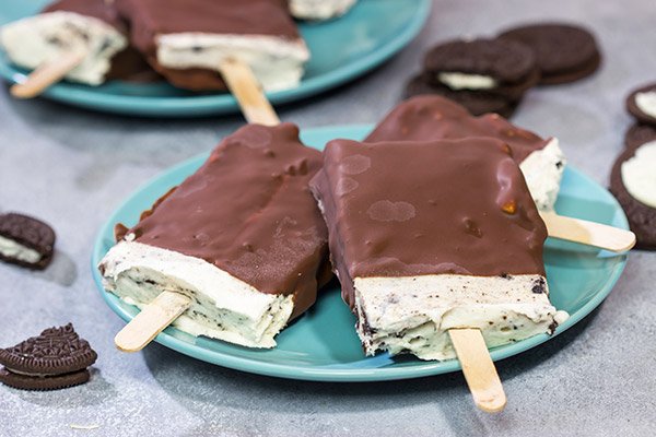 With a creamy Oreo ice cream topped with a thin chocolate shell, these No Churn Oreo Ice Cream Bars are an excellent summer dessert!