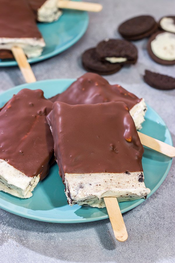 With a creamy Oreo ice cream topped with a thin chocolate shell, these No Churn Oreo Ice Cream Bars are an excellent summer dessert!