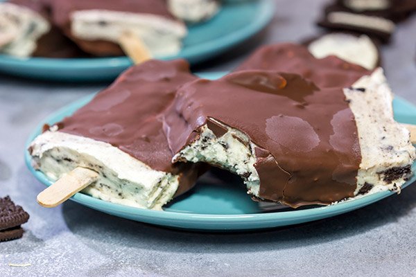 With a creamy Oreo ice cream topped with a thin chocolate shell, these No Churn Oreo Ice Cream Bars are an excellent summer dessert!