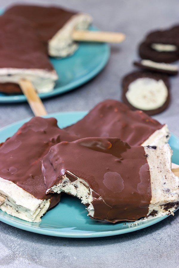 With a creamy Oreo ice cream topped with a thin chocolate shell, these No Churn Oreo Ice Cream Bars are an excellent summer dessert!