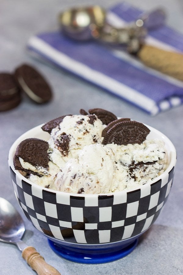 Looking for an easy and delicious summer dessert?  This creamy No Churn Oreo Ice Cream is sure to be a family favorite!
