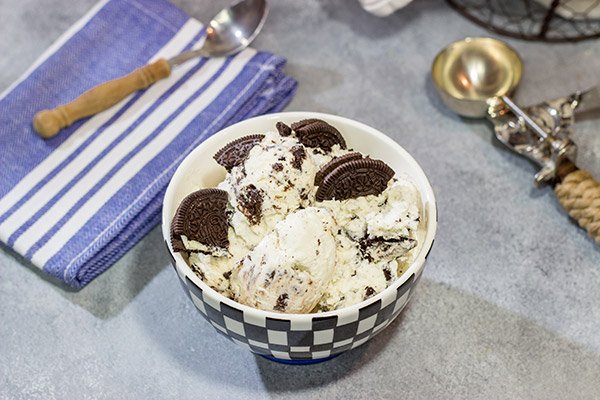 Looking for an easy and delicious summer dessert?  This creamy No Churn Oreo Ice Cream is sure to be a family favorite!