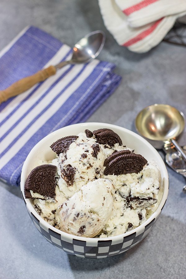 Looking for an easy and delicious summer dessert?  This creamy No Churn Oreo Ice Cream is sure to be a family favorite!