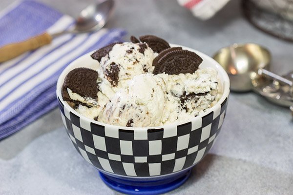 Looking for an easy and delicious summer dessert?  This creamy No Churn Oreo Ice Cream is sure to be a family favorite!