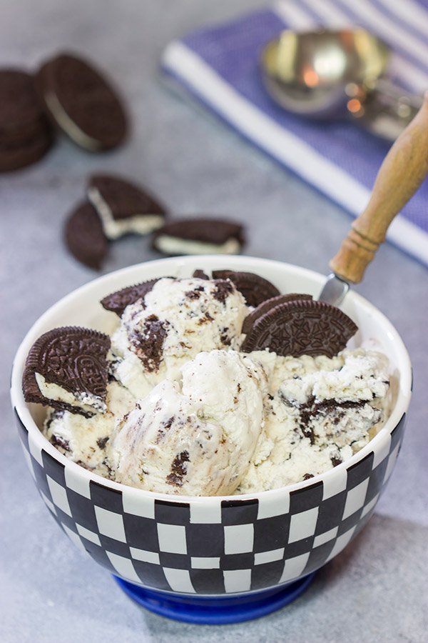 Looking for an easy and delicious summer dessert?  This creamy No Churn Oreo Ice Cream is sure to be a family favorite!
