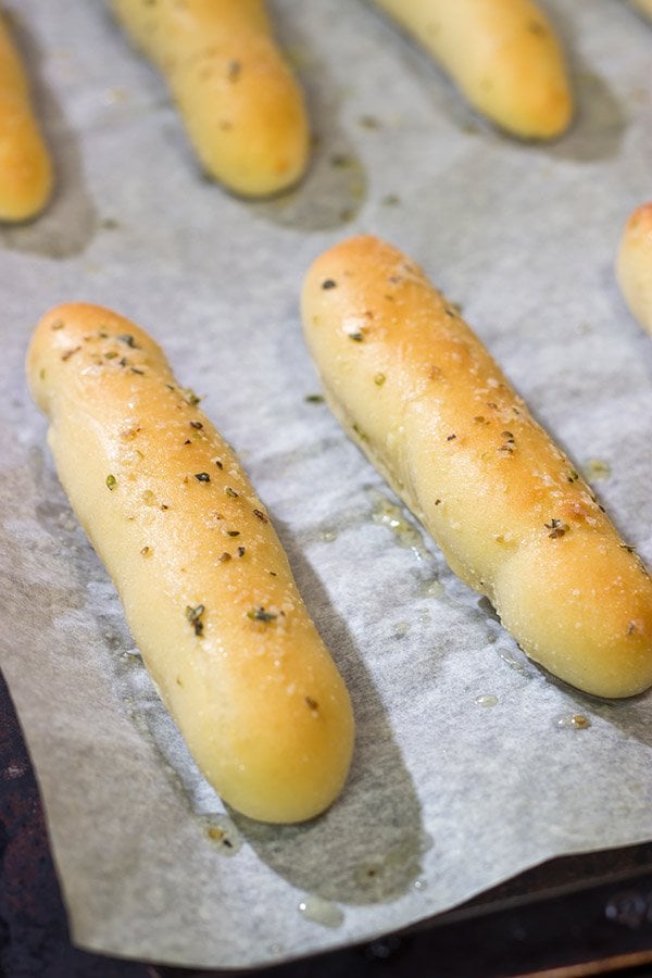 Do you love those endless breadsticks at Olive Garden? Then make a batch of these Copycat Olive Garden Breadsticks at home! (And good luck eating just one...)