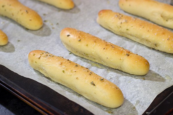 Do you love those endless breadsticks at Olive Garden? Then make a batch of these Copycat Olive Garden Breadsticks at home! (And good luck eating just one...)