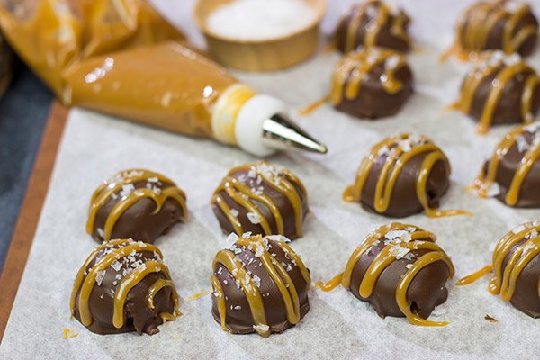 Looking for a fun spin on a classic snack?  Whip up a batch of these Salted Caramel OREO Cookie Balls!  