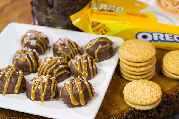 Looking for a fun spin on a classic snack?  Whip up a batch of these Salted Caramel OREO Cookie Balls!  