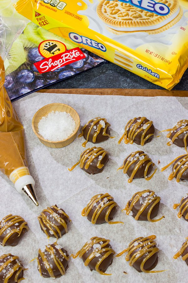 Looking for a fun spin on a classic snack?  Whip up a batch of these Salted Caramel OREO Cookie Balls!  