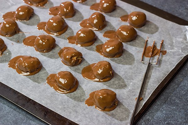 Looking for a fun spin on a classic snack?  Whip up a batch of these Salted Caramel OREO Cookie Balls!  