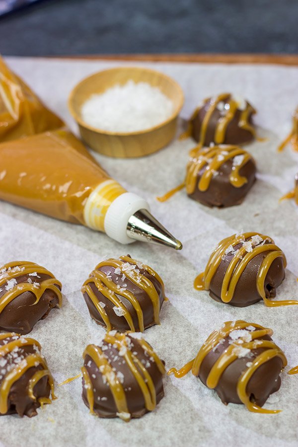 Looking for a fun spin on a classic snack?  Whip up a batch of these Salted Caramel OREO Cookie Balls!  