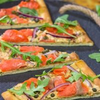 From the smoked salmon to the chipotle cream cheese, this Smoked Salmon Flatbread packs a serious punch in the flavor department! Serve it for brunch, lunch or even a light dinner.