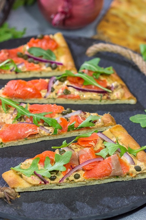 From the smoked salmon to the chipotle cream cheese, this Smoked Salmon Flatbread packs a serious punch in the flavor department! Serve it for brunch, lunch or even a light dinner.