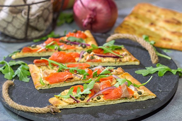 From the smoked salmon to the chipotle cream cheese, this Smoked Salmon Flatbread packs a serious punch in the flavor department!  Serve it for brunch, lunch or even a light dinner.
