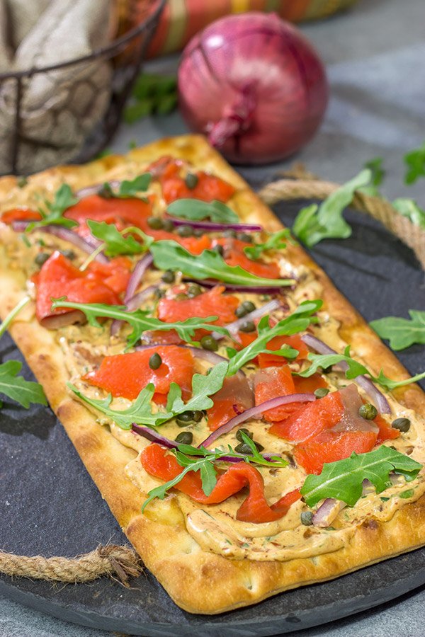 From the smoked salmon to the chipotle cream cheese, this Smoked Salmon Flatbread packs a serious punch in the flavor department!  Serve it for brunch, lunch or even a light dinner.