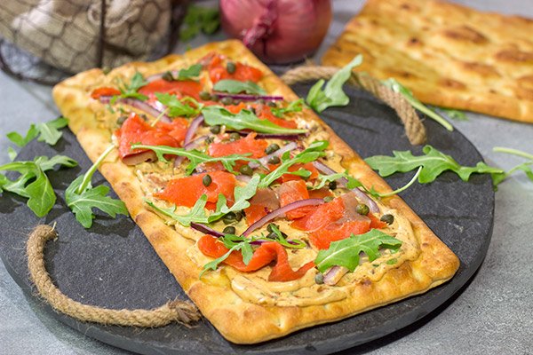 From the smoked salmon to the chipotle cream cheese, this Smoked Salmon Flatbread packs a serious punch in the flavor department!  Serve it for brunch, lunch or even a light dinner.