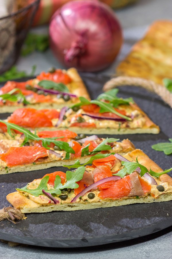 From the smoked salmon to the chipotle cream cheese, this Smoked Salmon Flatbread packs a serious punch in the flavor department!  Serve it for brunch, lunch or even a light dinner.
