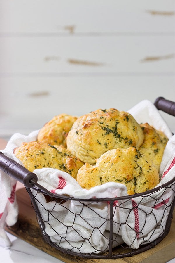 Looking for a delicious and easy biscuit recipe? These Copycat Red Lobster Cheddar Bay Biscuits are a classic for a reason. Bake up a tray today!