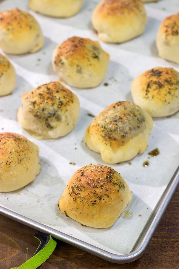 Put a twist on classic meatballs - by stuffing 'em with mozzarella! These Mozzarella Stuffed Meatball Bites are a fun combination of meatballs and pizza!