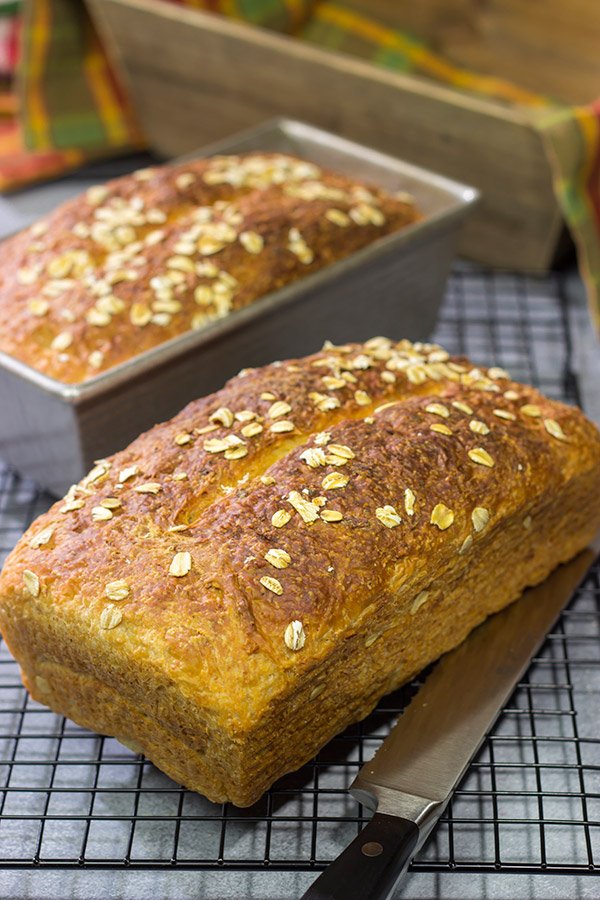 Think baking homemade bread is too hard?  Think again!  This No Knead Honey Oat Bread is easy to make...oh, and it tastes amazing, too!