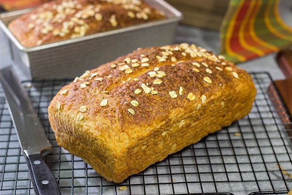 Think baking homemade bread is too hard?  Think again!  This No Knead Honey Oat Bread is easy to make...oh, and it tastes amazing, too!