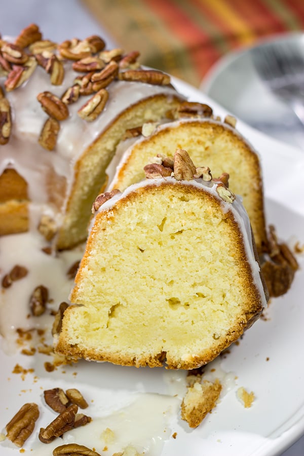 This Maple Pecan Pound Cake features a maple-flavored cake topped with lightly toasted pecans. A slice of this cake is perfect for a chilly Autumn evening!